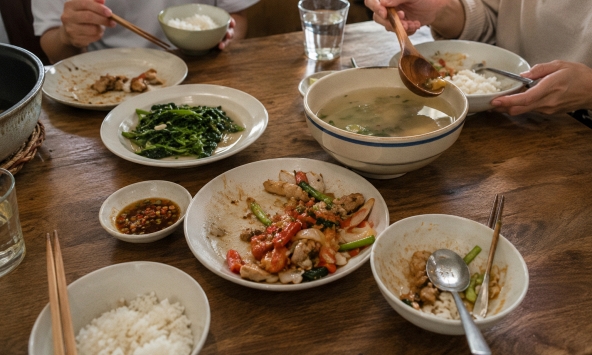 Tôi phát điên vì cuộc điện thoại của chị chồng đúng bữa cơm, chồng tôi bỏ đi ngay trong đêm