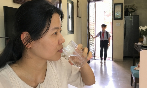 'Con vừa về đến nhà thì bố mẹ... ngậm một ngụm nước' - Nghe kỳ lạ nhưng lại là lời khuyên khiến hàng nghìn phụ huynh gật gù