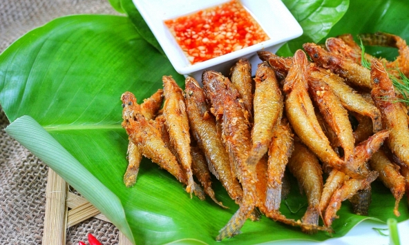 Chỉ khác 1 bước trước khi chiên cá, thành phẩm giòn lâu mà không bắn dầu