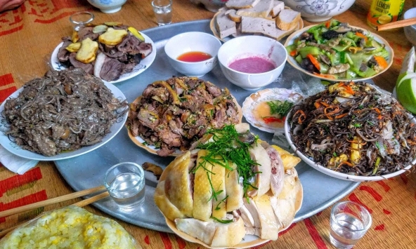 Mẹ chồng nhất quyết không cho tôi rửa bát sau bữa cơm có khách, hóa ra lý do là vậy