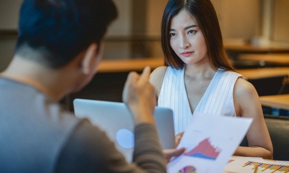 Tôi vô tình chụp được một bức ảnh ở công ty, hôm sau sếp gọi lên phòng riêng đưa 1 chiếc phong bì