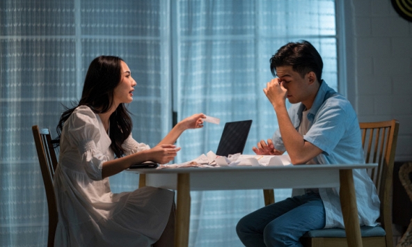 Chồng tôi luôn bênh mẹ không cần hỏi lý do, cho đến một hôm tôi bắt anh ấy phải nhìn thẳng vào sự thật
