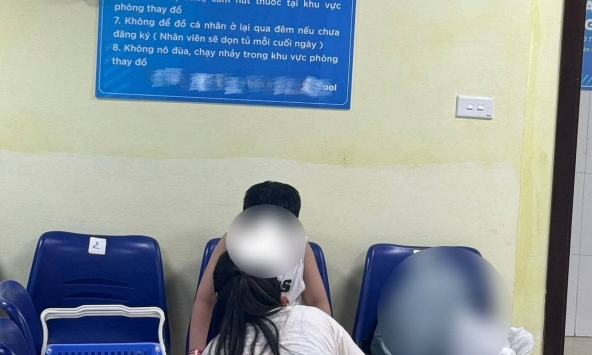 Hình ảnh trong phòng thay đồ khiến 1 bà mẹ 'rớt tim' ra ngoài: Người lớn vô tư hay quá dễ dãi?