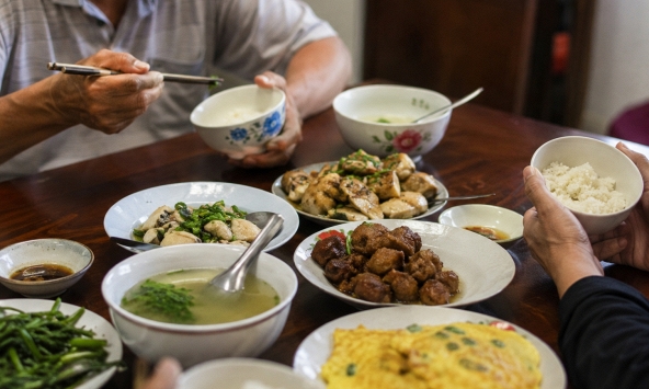 Thông gia lần đầu lên chơi, tôi chỉ nấu bữa cơm 4 món nhưng sau hôm đó con dâu thay đổi hẳn