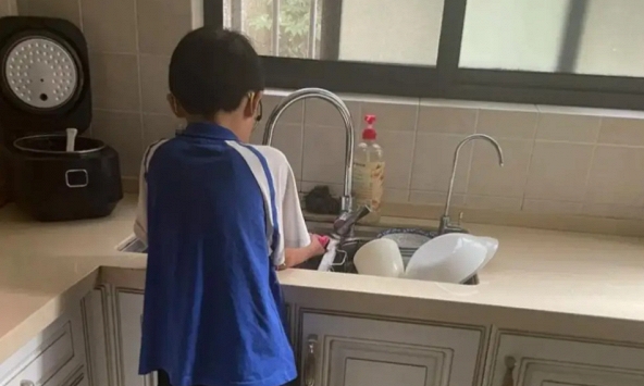 Đáng buồn nhất không phải con cái tiêu tiền của cha mẹ vô tội vạ, mà là kiểu con cái đã tiêu tiền còn hành xử như này!