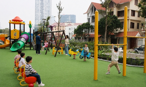 Cho con xuống khu vui chơi dưới sảnh chung cư, tôi vô tình nghe được câu chuyện kinh khủng về chính người sống trong nhà mình