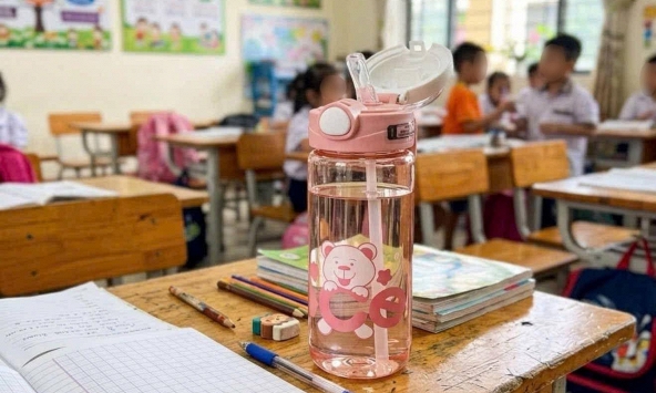 Chiếc bình nước này đang gây 'sóng gió' trên MXH: Có gì mà khiến hội phụ huynh Việt Nam cãi vã, cho rằng đây là cách dạy con hư?