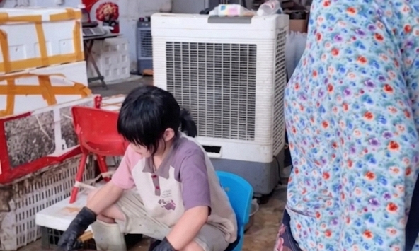 Sự thật về bức ảnh bé gái ngồi mổ cá khiến cư dân mạng bật khóc: Tôi cũng muốn dạy được đứa con hiếu thảo như vậy!