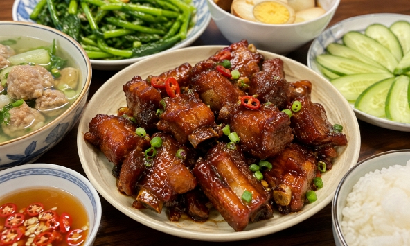 Đừng ướp sườn ngay, đầu bếp 5 sao chỉ cách làm giúp sườn rim mềm, bóng và đậm vị hơn hẳn
