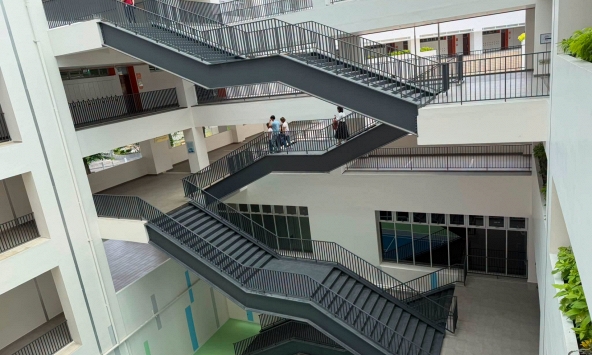 Bức ảnh cầu thang 'kỳ lạ' của một trường học ở TP.HCM gây chú ý: Biết lý do đằng sau, nhiều phụ huynh gật gù 'quá hay'
