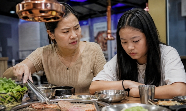 'Hai mẹ con đi ăn đồ nướng' gây tranh cãi khắp MXH: 1 bữa ăn phơi bày bi kịch của không ít bậc cha mẹ