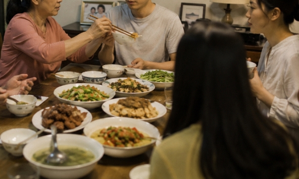 Tôi ngăn cản con chồng cưới người yêu chỉ vì một bữa cơm, ai cũng nói mẹ kế ích kỷ, 5 năm sau con bé ôm tôi khóc