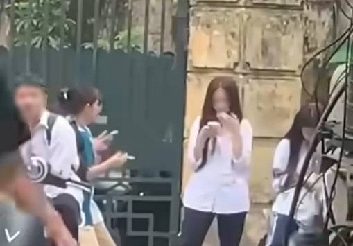 Hình ảnh một nhóm nữ sinh đang khiến các phụ huynh bàng hoàng!