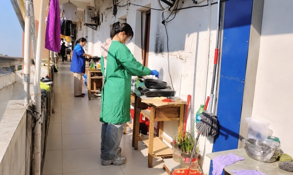 Hình ảnh này có gì bất thường mà bị mỉa mai khắp nơi: Càng nghèo càng thích tự làm khổ mình?