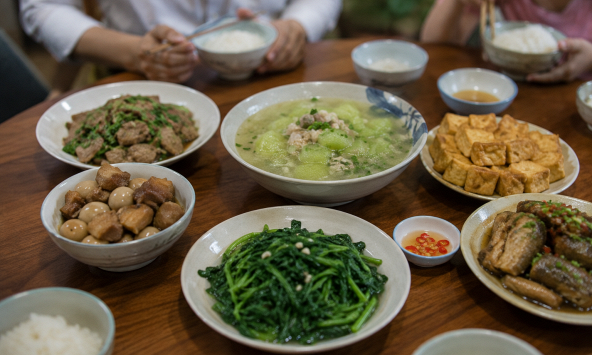 Con trai tôi ở rể, người ta mỉa mai tôi lại cười: Con sống sướng thì tôi giữ nó làm gì?
