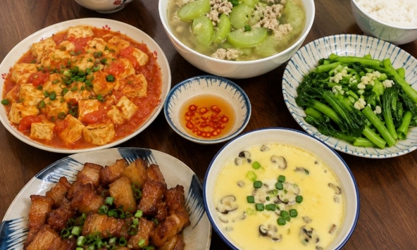 Nhà có khách bất ngờ, tôi vét tủ lạnh làm mâm cơm 5 món: Món rẻ nhất lại được khen nhiều nhất