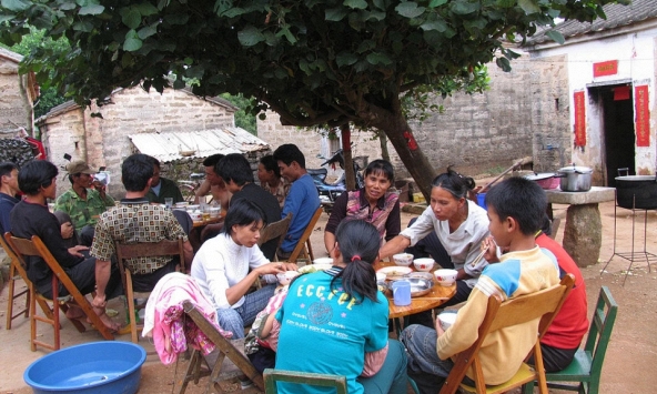Con nhận giấy báo nhập học đại học, bố mẹ mời hàng xóm ăn cơm chúc mừng: Phản ứng của mọi người khiến cả gia đình chạnh lòng