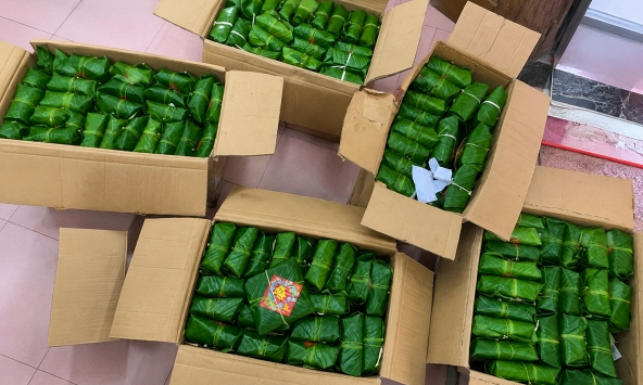 Mùng 1/7 thông gia gửi 5 thùng quà, tôi mở ra mà choáng váng, đặc biệt là mẩu giấy nhắn bên trong