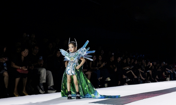 Con gái 3 tuổi Á hậu Trúc Ny học 2 ngoại ngữ với giáo viên bản ngữ, lần đầu catwalk solo không cần mẹ dắt tay