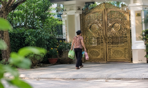 Gặp mẹ bạn trai bán rau ở chợ, tôi mua ủng hộ thì sau đó lịm đi khi phát hiện ra căn nhà bà đi vào