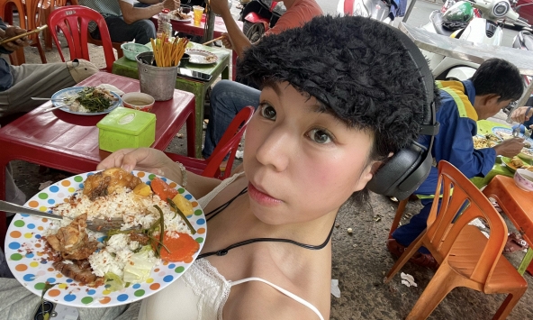 Du khách nước ngoài mách nhau “công thức” tìm quán chắn chắn sẽ ngon ở Việt Nam: Có bàn ghế nhựa, chó béo và menu dài là được