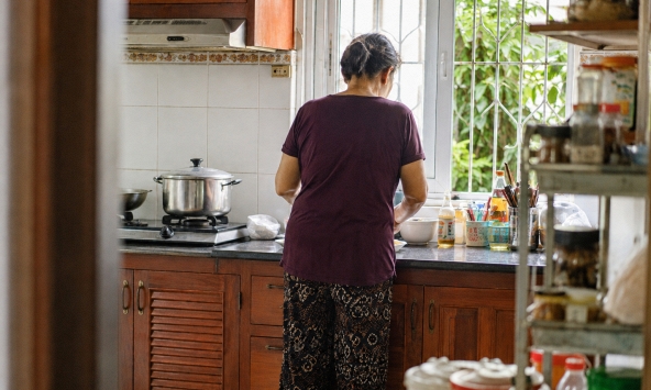 Mẹ chồng phát hiện tôi gửi tiền về nhà ngoại hàng tháng, bà khó chịu ra mặt nhưng hành động sau đó lại làm tôi khó xử