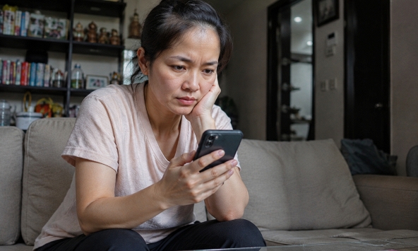'Vào điện thoại của con xem tin nhắn mới tá hoả...' - Có gì mà bà mẹ Hà Nội hốt hoảng cảnh báo các phụ huynh khác thế này?