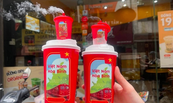 Hãng trà sữa Hà Nội ra mẫu ly mới biết “phun khói”, mô phỏng đoàn tàu di sản đi khắp Việt Nam