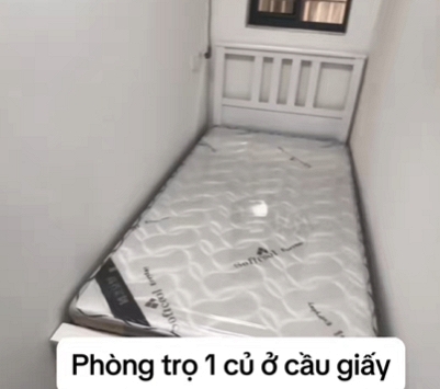 Toát mồ hôi với loạt phòng trọ 'siêu rẻ' ở Hà Nội: Gầm cầu thang được 'tái chế' thành phòng, điều hòa treo ngay trên đầu!