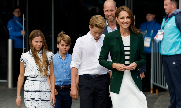 Vợ chồng William - Kate đưa 3 con tới Balmoral đúng lúc Harry thông báo trở lại Anh