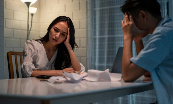 Chồng cũ đưa tôi 1 tỷ để ký giấy từ bỏ quyền nuôi con, 10 năm sau, chính anh quỳ trước cửa nhà tôi van xin