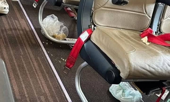 Hình ảnh trên chuyến bay ra Hà Nội có gì mà khiến một bà mẹ thốt lên: Khó chịu vô cùng!