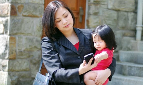 Đây là dấu mốc đặc biệt cho thấy về sau, cuộc đời 1 người mẹ bế tắc hay nở hoa: Muốn thanh thản, học BUÔNG BỚT 3 điều này