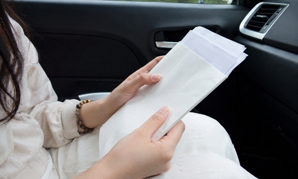 Tôi về ngoại nghỉ lễ sớm, mẹ chồng đưa 1 phong bì không có tiền nhưng lại chứa sự thật làm tôi nghẹn