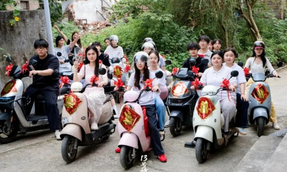 Bức ảnh đang khiến cộng đồng mạng phải vỗ tay ngợi khen: Cô giáo thật may mắn khi có các em học trò tình cảm như này!