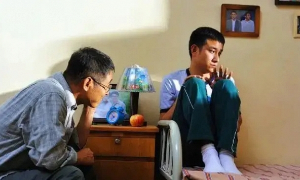 Cậu bé 17 tuổi vẫn quấn mẹ, đêm nào cũng đòi ngủ cùng! Bác sĩ tâm lý thẳng thắn: Người sai không phải là đứa trẻ!