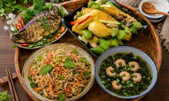 Nghỉ lễ đầu tiên về nhà chồng, tôi nấu mâm cơm 4 món mà cả nhà ngỡ ngàng, bố chồng còn bảo chưa được ăn bao giờ