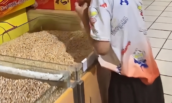 Bức ảnh chụp trong siêu thị khiến nhiều người lắc đầu ngán ngẩm: Con đáng trách 1, cha mẹ đáng trách 10