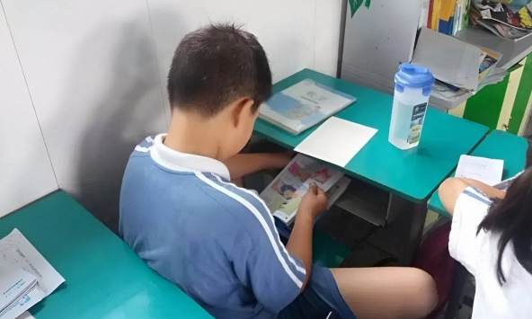 Nhiều đứa trẻ rất kỳ lạ: Ở nhà thì ngoan không ai bằng, đến lớp lại hư, nổi loạn, nguyên nhân khiến bố mẹ không ngờ!
