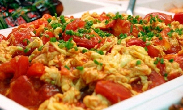 Về muộn chẳng muốn mua đồ ăn, tôi làm đĩa trứng này với vài thứ có sẵn, 15 phút là xong