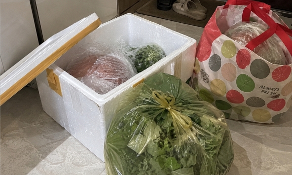 Chồng tôi bảo không được mở túi mẹ gửi lên, nhưng chính câu nói ấy đã thôi thúc tôi tìm ra sự thật