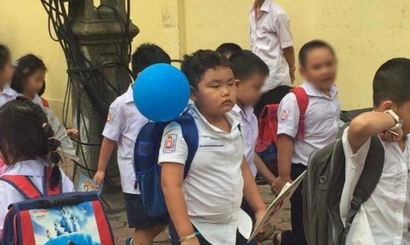 Dù bao nhiêu mùa khai giảng trôi qua, bức ảnh này vẫn là huyền thoại: Cậu bé trong ảnh giờ 'dậy thì thành công' lắm rồi!