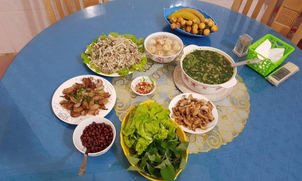 Tôi vừa đặt mâm cơm xuống, mẹ chồng bỗng kéo tôi vào bếp nói nhỏ một câu khiến tôi không dám gắp