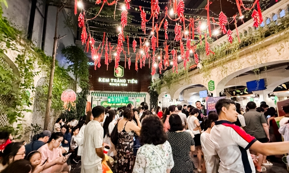 Cảnh trái ngược ở 'đất vàng' Hồ Gươm: Tam Hảo, Mixue giá bình dân tấp nập khách, nhiều thương hiệu lớn lại trầm lắng