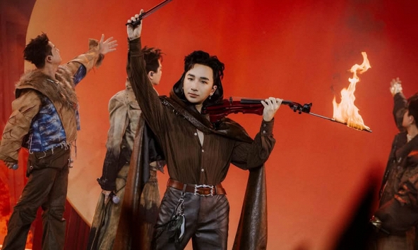 Hoàng Rob khép lại “Đi tìm lời ru Nữ thần Mặt Trời” bằng tiếng violin giữa ngọn lửa