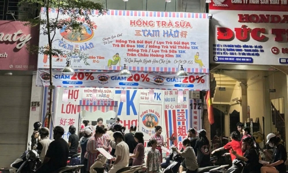 Hà Nội xuất hiện hàng loạt phố trà sữa giá rẻ: Cửa hàng mọc lên dày đặc, khách vẫn xếp hàng