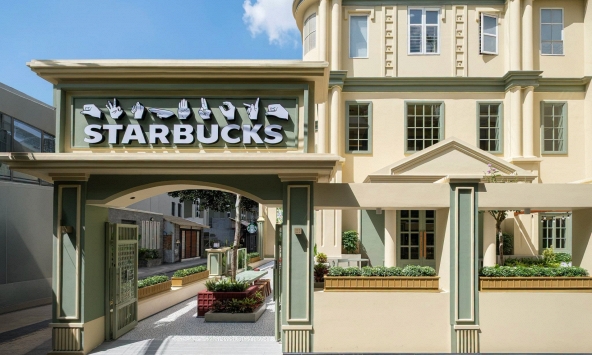 Lần đầu tiên của Starbucks: Mở cửa hàng 'trong hẻm', nhân viên giao tiếp bằng thủ ngữ
