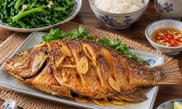 Cá chiên đừng vội cho vào chảo: Làm đúng một bước này, miếng cá vàng giòn mà không bị khô