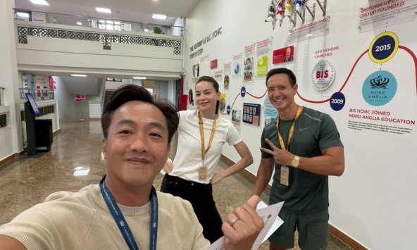 Bức ảnh đang khiến Cường Đô La, Hồ Ngọc Hà và Kim Lý nhận cơn mưa lời khen: Định nghĩa cha mẹ văn minh thấy rõ ở đây!