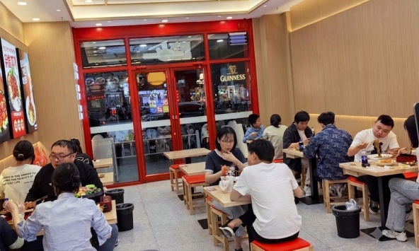 Ly nước hạt chia 20.000 đồng trong tiệm gà rán khiến cha mẹ Việt chia 2 “phe”: Nghiêm khắc hay quá bảo thủ?